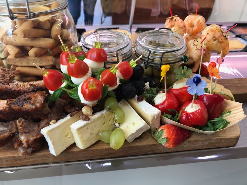 Mix van kaas- en tapasschotel