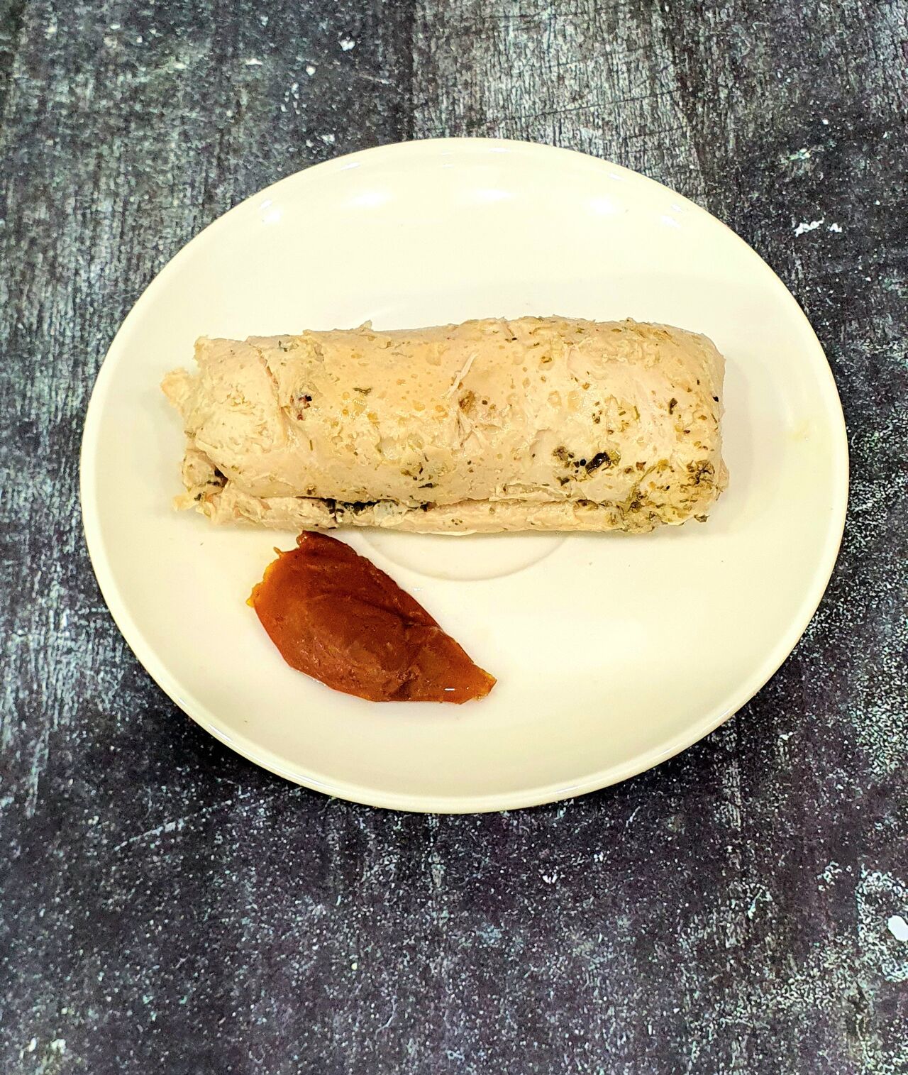 Roladka drobiowa z serem pleśniowym i suszonymi pomidorami