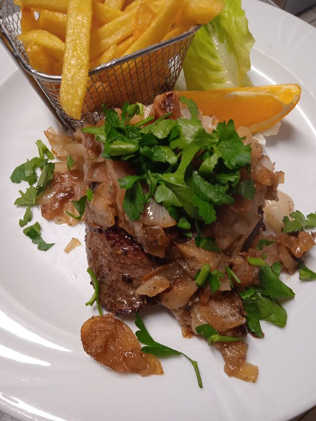 Steak von der Rinderhüfte mit Zwiebel- Petersilie dazu Pommes frites und Kräuterbutter 