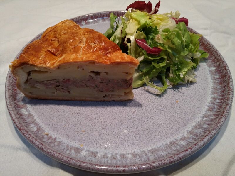 Pâté de pommes de terre façon limousine, mélange de salade