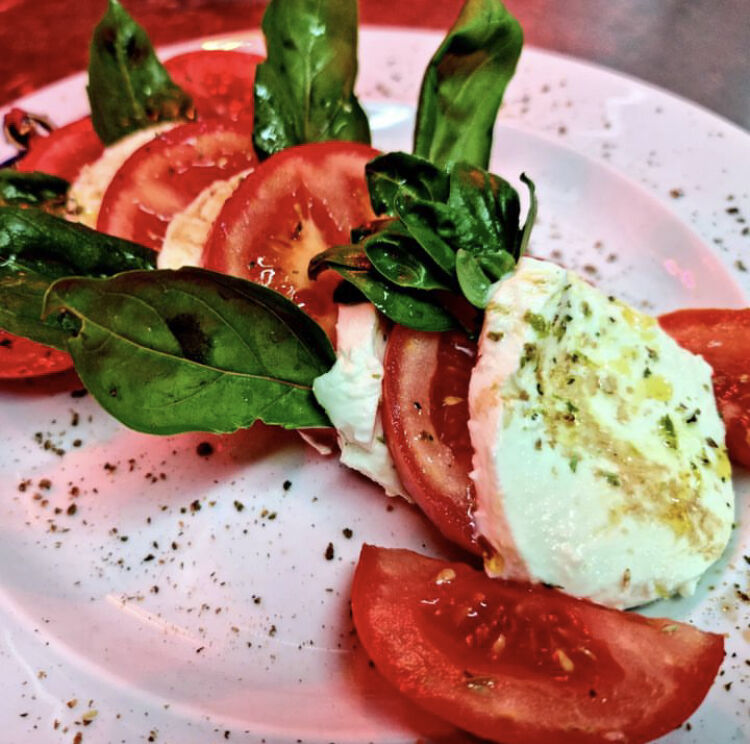 Capressi de tomate e mozarella