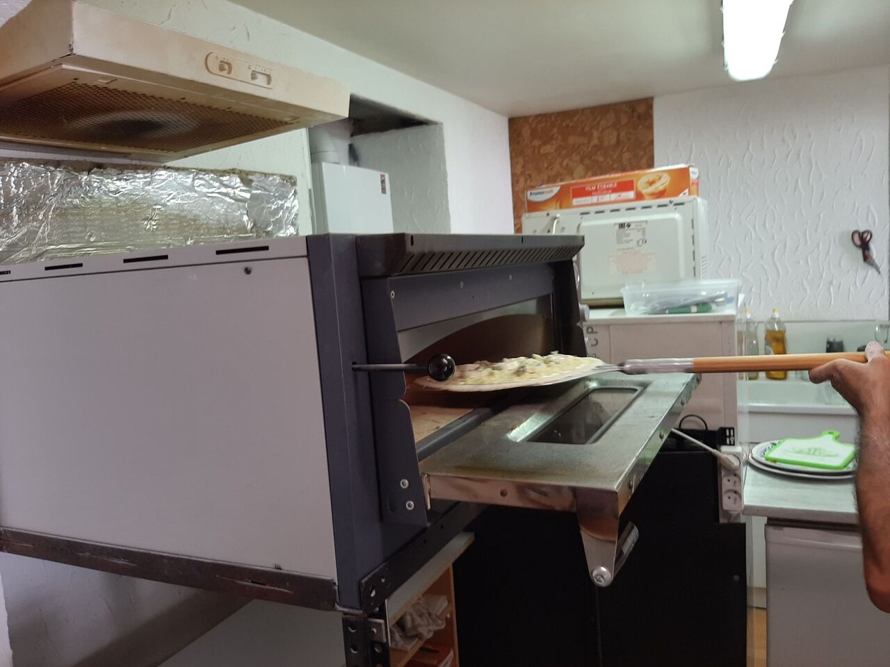 pizza entrant dans le four 