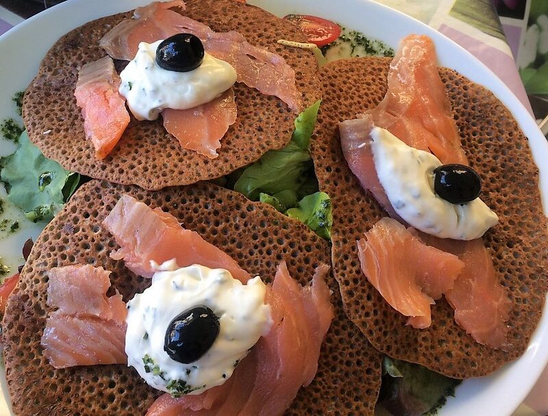 L'atlantique
Salade, mini galettes de sarrazin, saumon fumé et pointe de crème 
