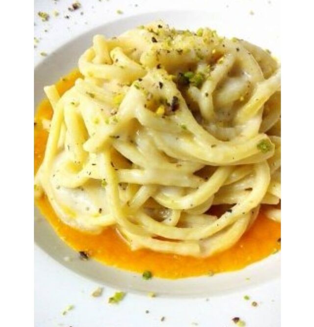 Cacio e pepe su crema di zucca e pistacchi 