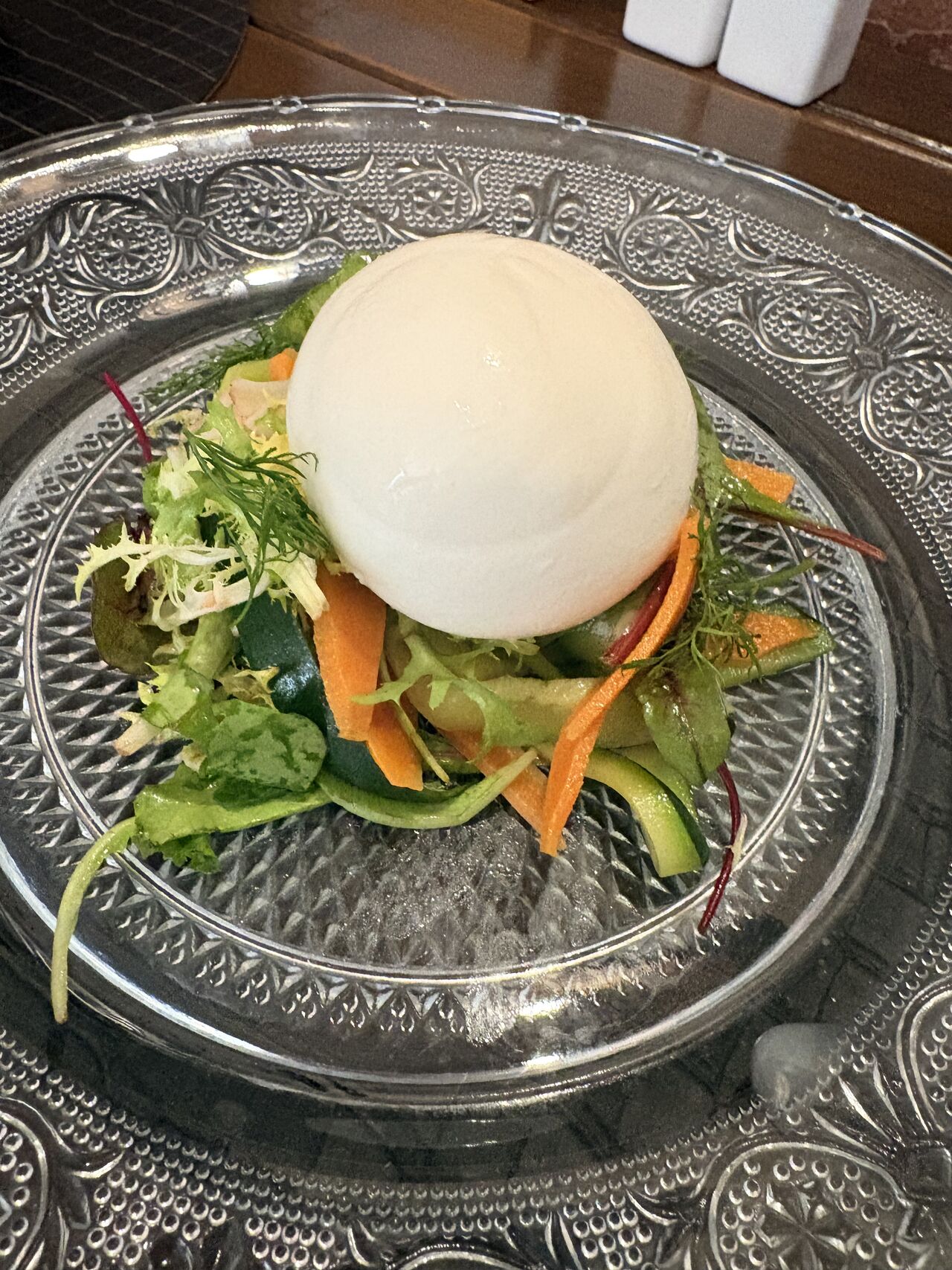 Burrata, tagliatelles de légumes, huile de basilic