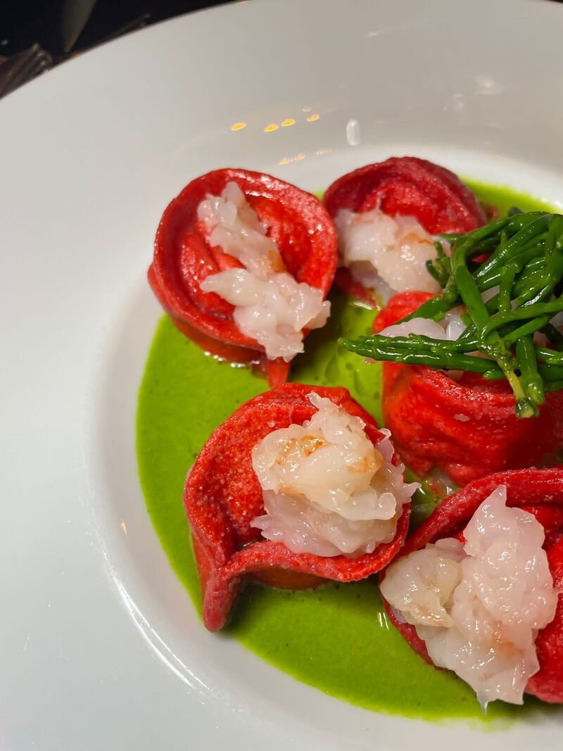 Primi: Tortelli dello chef ripieni di Bufala e patate, crema di salicornia e tartare di scampo