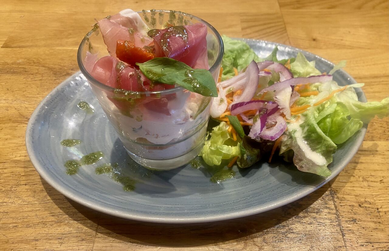 Tiramisu de tomates confites au basilic et au jambon de pays
