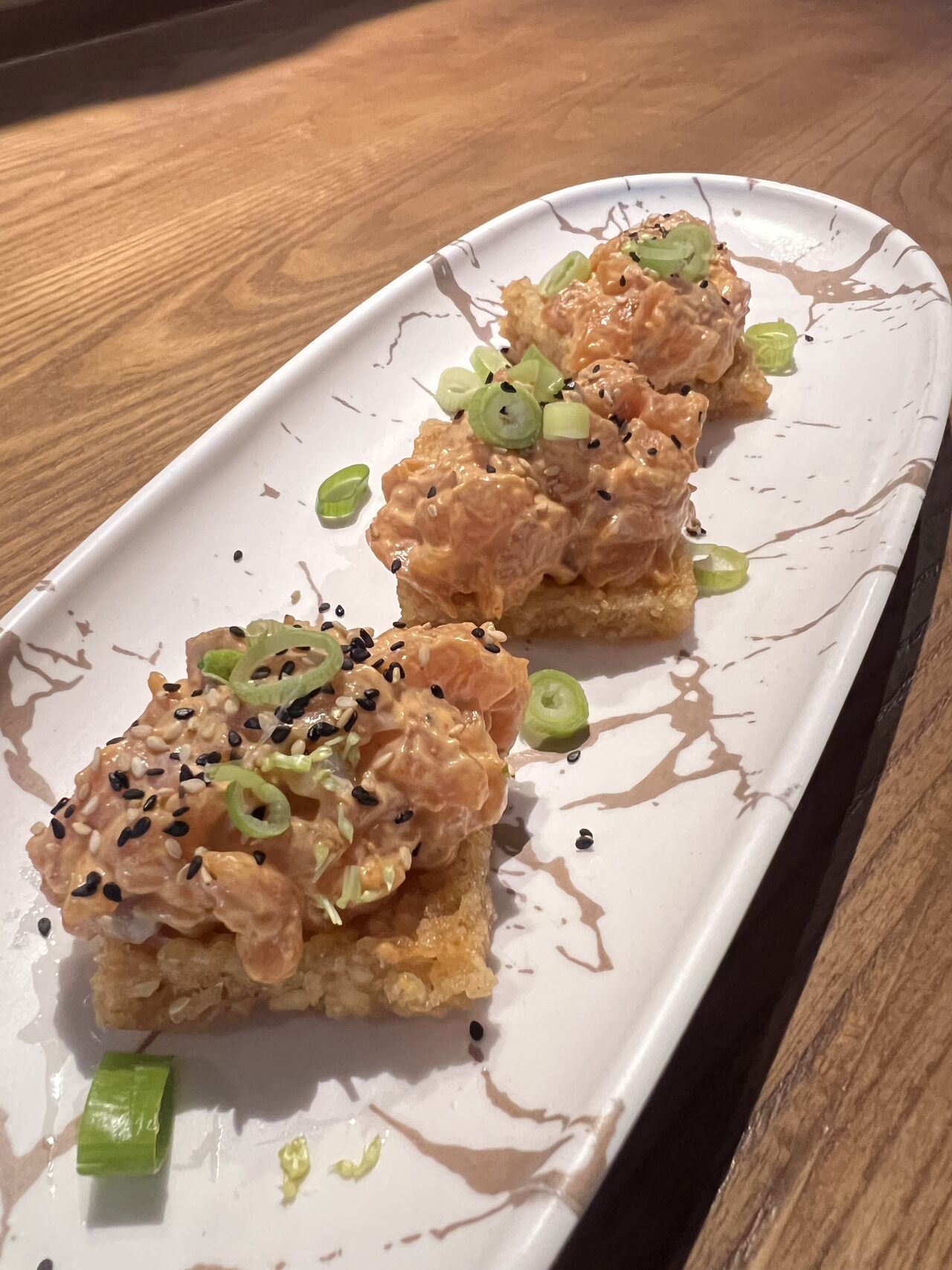 Tartar de salmón sobre crujiente de arroz
