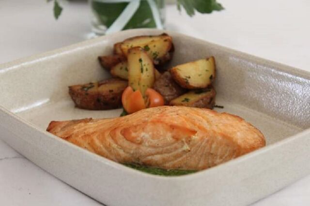 O Peixe fresco e qualidade em toda a comida confeccionada