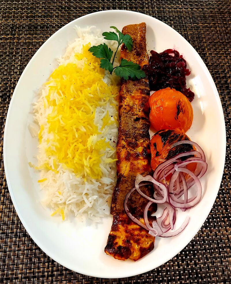 Tschelo Kabab Bakhtiari
Gemischter Grillspieß mit Lammrückenfiletstücke und Hähnchenbrustfilet dazu Grilltomaten