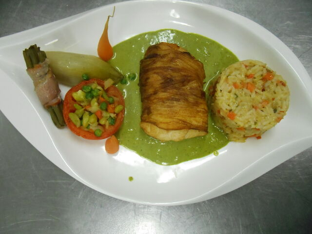 Dos de cabillaud en robe de spaghettis de pomme de terre, sauce au cresson et ses garnitures de légumes