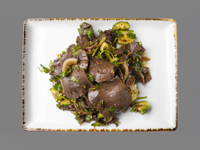 21 Hovězí salát po thajsku s rýží 