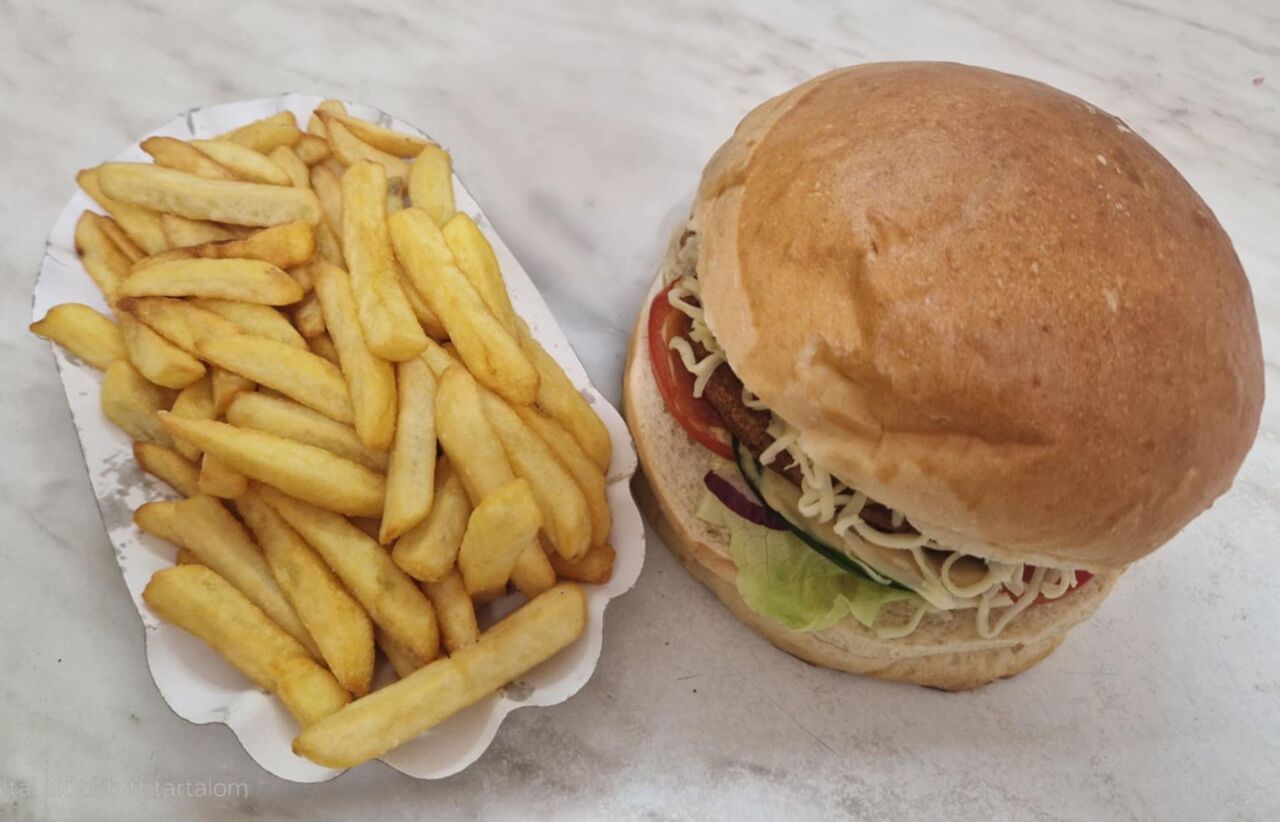 Sajtburger sült krumplival