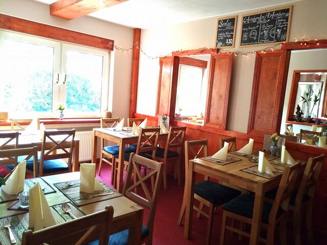 Hier sehen Sie einen kleinen Ausschnitt unseres Gastraums, indem Sie gemütlich essen, trinken und reden können :-)
