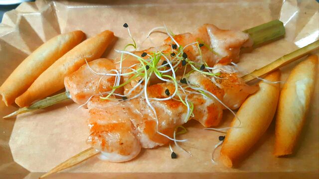 Brochetas de pollo con brotes de cebolla y salsa pedro ximenez