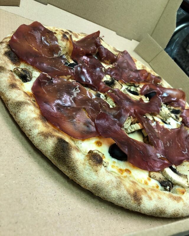 Pizza base crème de truffe, mozzarella, champignons, bresola (boeuf séché) 