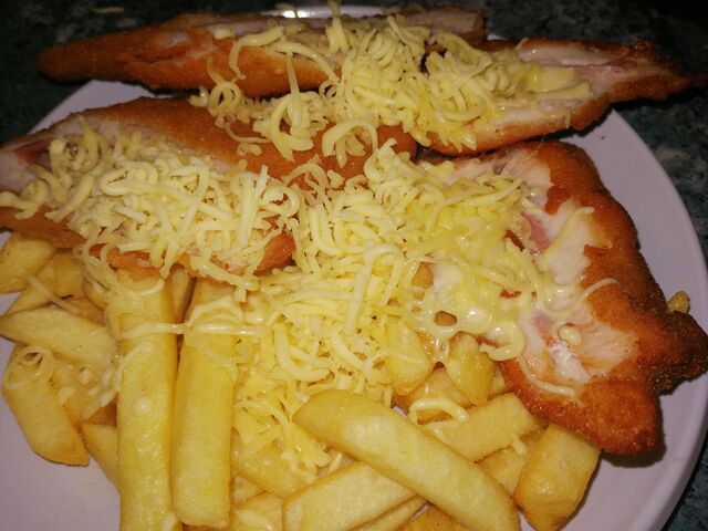 Cordon bleu csirkemellből körettel 2690ft