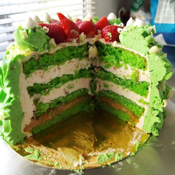 Gâteau d'anniversaire à la crème de cerise et au caramel avec une décoration verte 😋