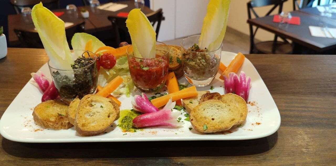 Trio de tapenade : olives noires, olives vertes et tomates séchées