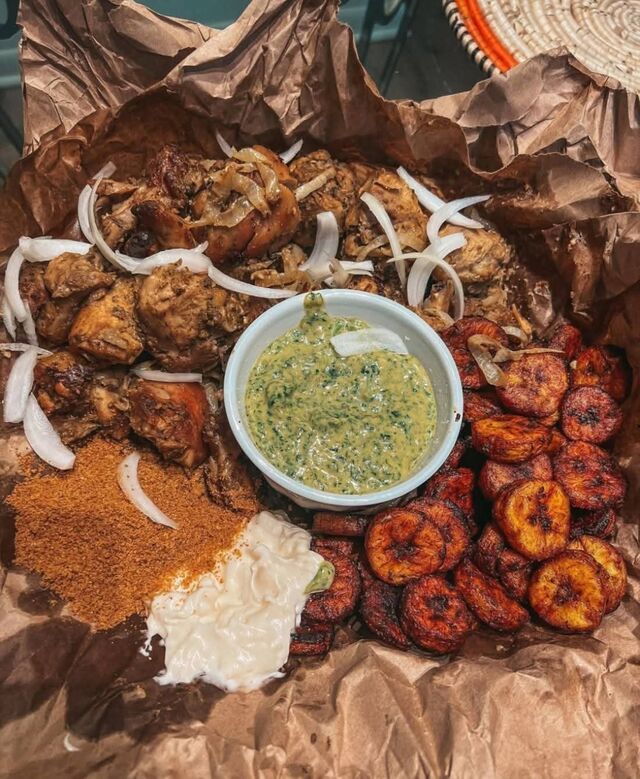 Dibiterie agneau mariné grillée , servie avec ses oignons et un accompagnement au choix.