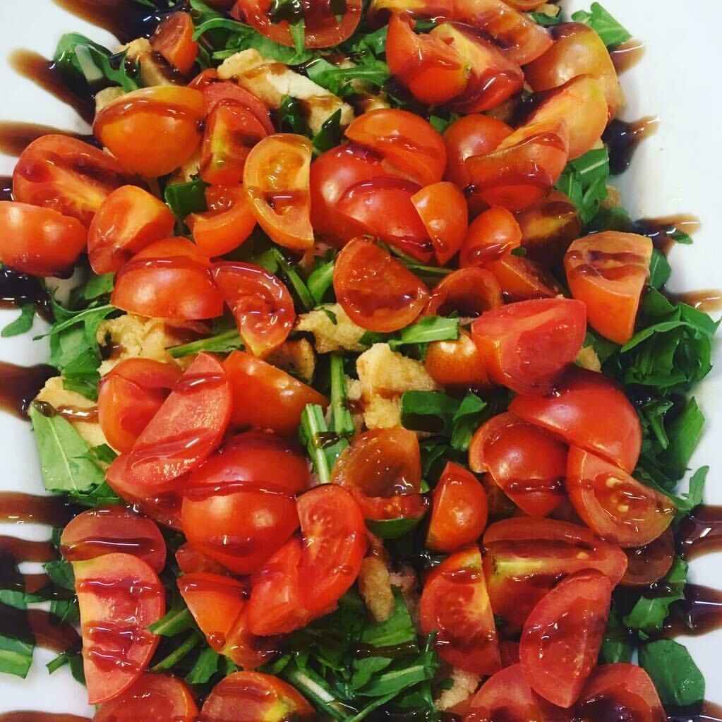 Seppie, Cherry, Rucola e aceto balsamico
