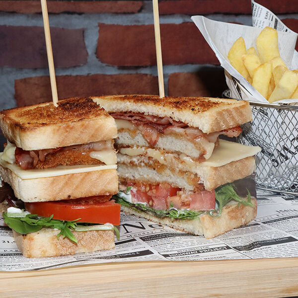 #SWPolloClub
Sandwich de tres pisos con lechuga, tomate, pollo crujiente, queso, beicon. 