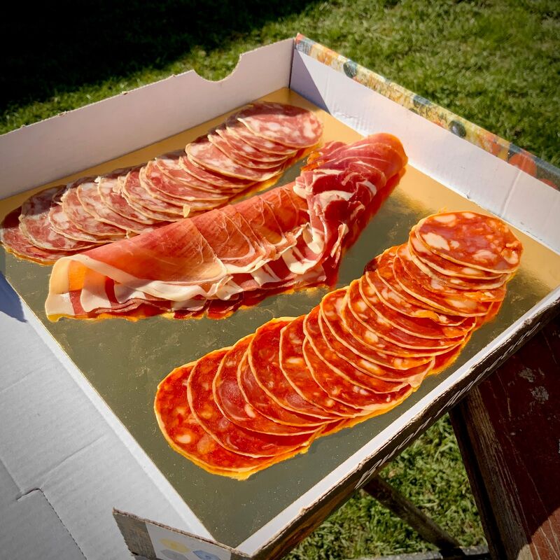Nos planches apéritifs sont élaborées à partir d'une charcuterie provenant de Salamanque en Espagne et tranchées par nos soins.