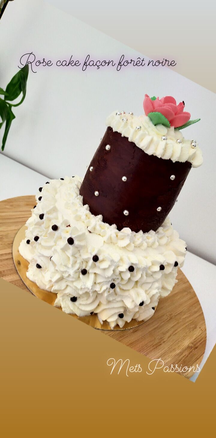 Rose cake façon forêt noire
Molly cake
Crème chantilly
Griottes
Molly cake
Mousse chocolat
Couverture chantilly mascarpone