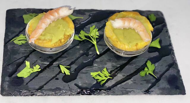 Tostones rellenos de guacamole con gambas 