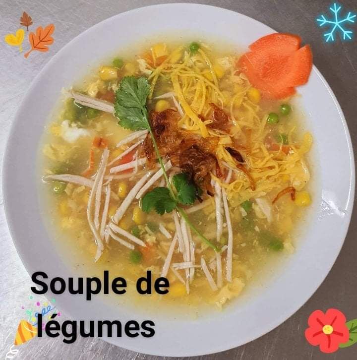 Soupes de légumes au poulet, surimi chair de crabe,œufs.