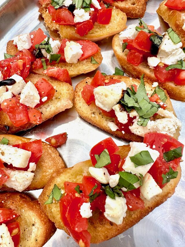 Toast pain à l’ail, tomate, chèvre frais, basilic 