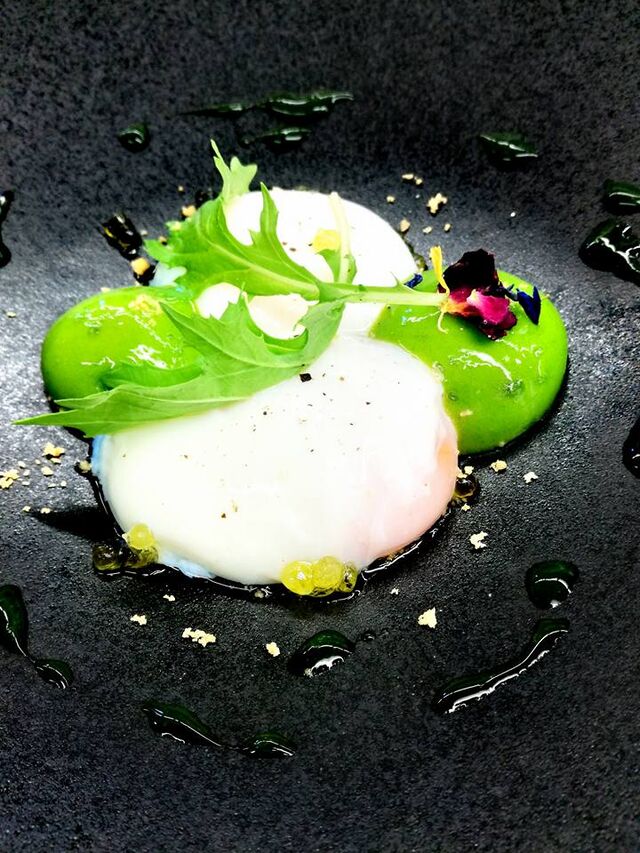 Œuf de poule Bio, espuma de roquette et billes d'huile d'olive 
