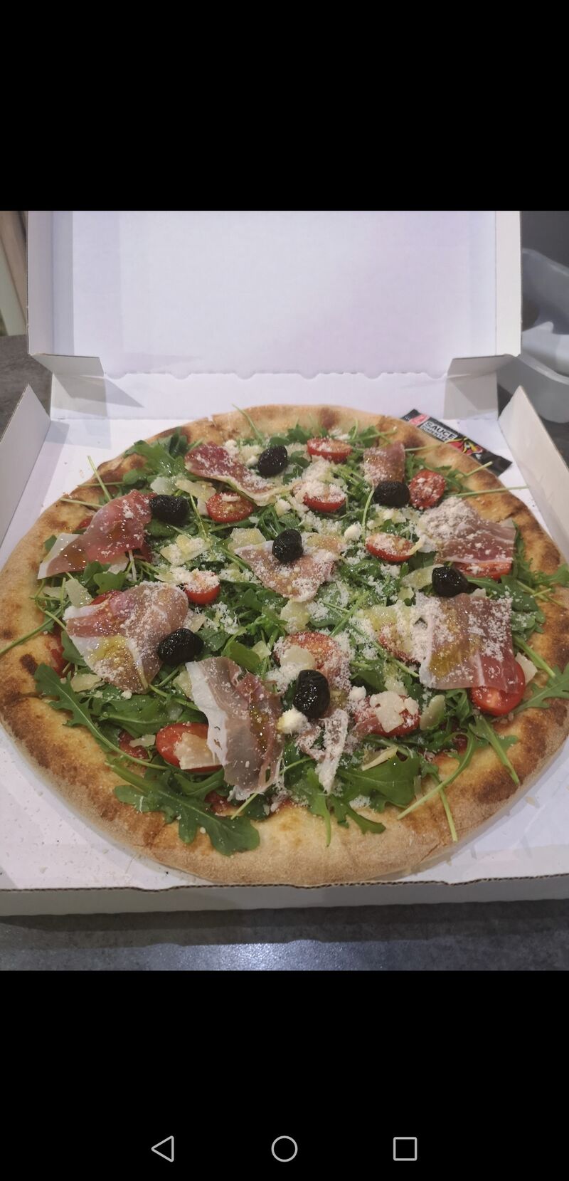 La fraicheur+(roquette,, tomates cerise, jambon cru, parmesan, copeaux de parmesan) 