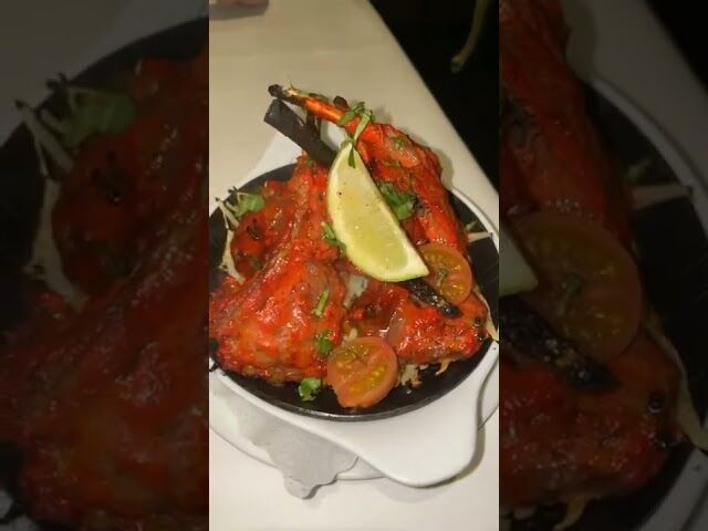 Zarte marinierte Lammkoteletts im Tandoor gegart