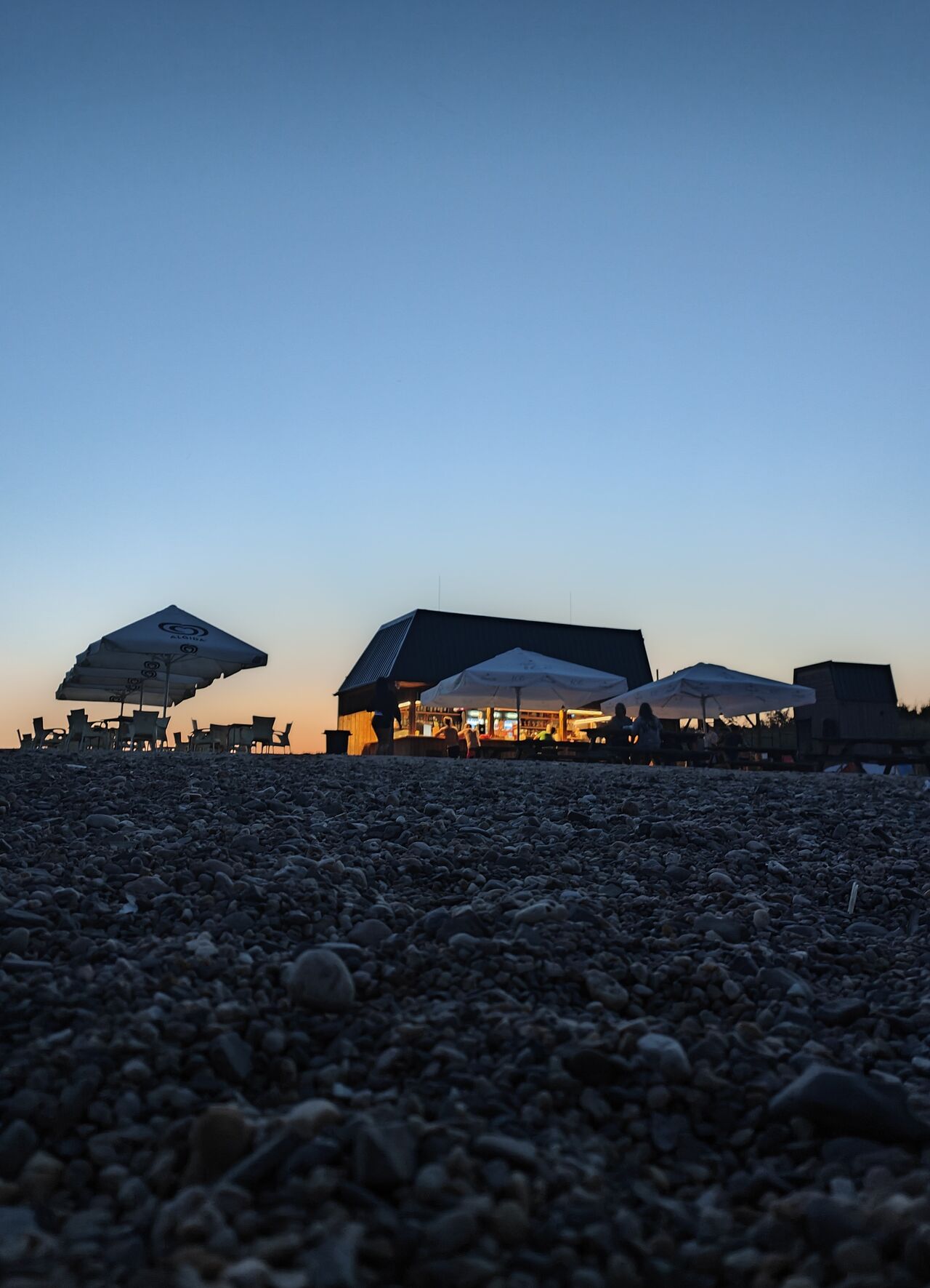 Západ slunce nad naším Hlavním Paradise beach barem.