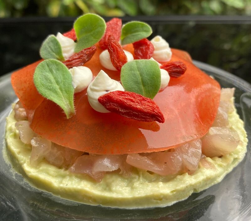 Crème d'avocat, tartare de maquereau, jambon ibérique, gelée de pastèque, baies de goji