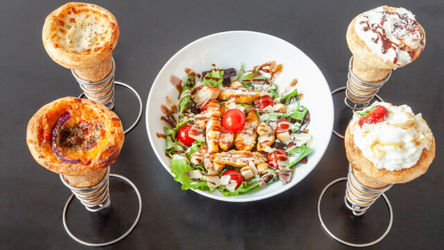 Chèvre miel / banane-coco / salade César / picono / fraise-spéculos 