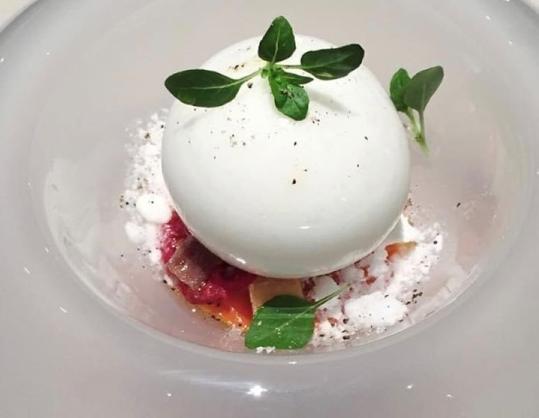 Burrata sur son tartare cru de légumes d'été