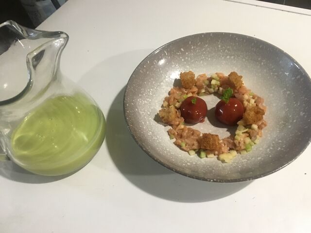 Nuestro gazpacho de aguacate con tartar de salmón y tomates de guacamole