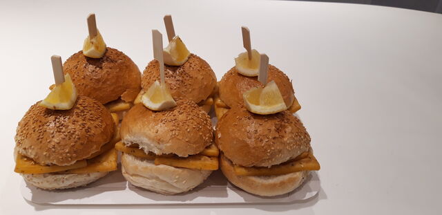 Panini mit frittierten Kichererbsen Mehl Platten 