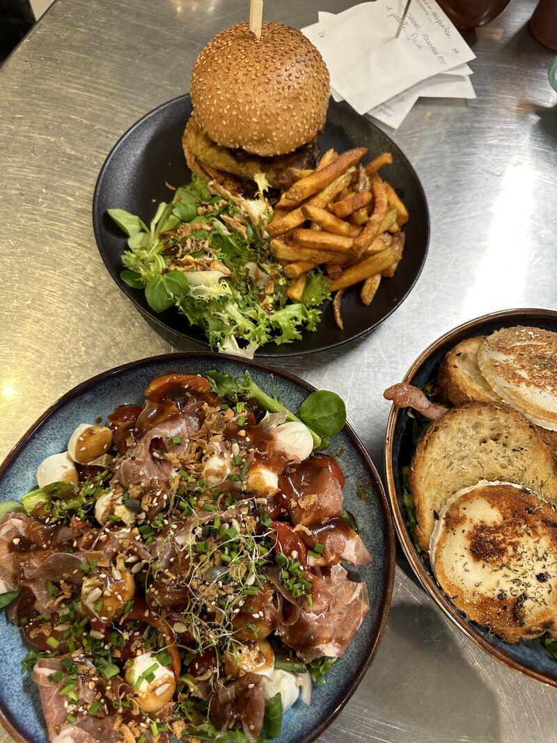 Salade italienne, chèvre chaud, taco-burger