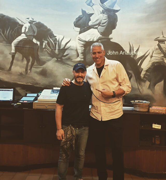 Con el jugador Del Real Madrid de baloncesto Joe Arlauckas