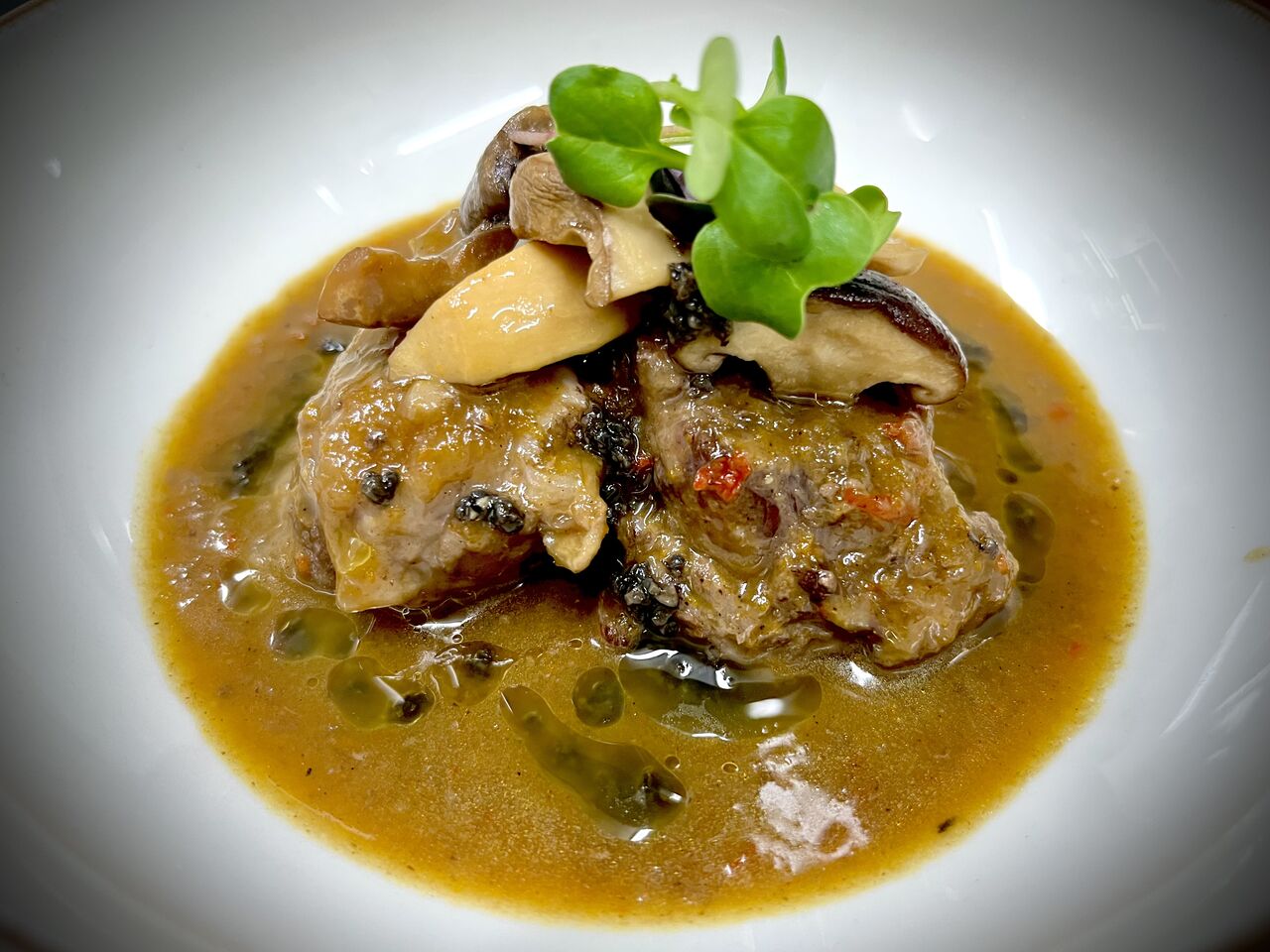 Galtes de porc ibéric estofades amb bolets i tòfona