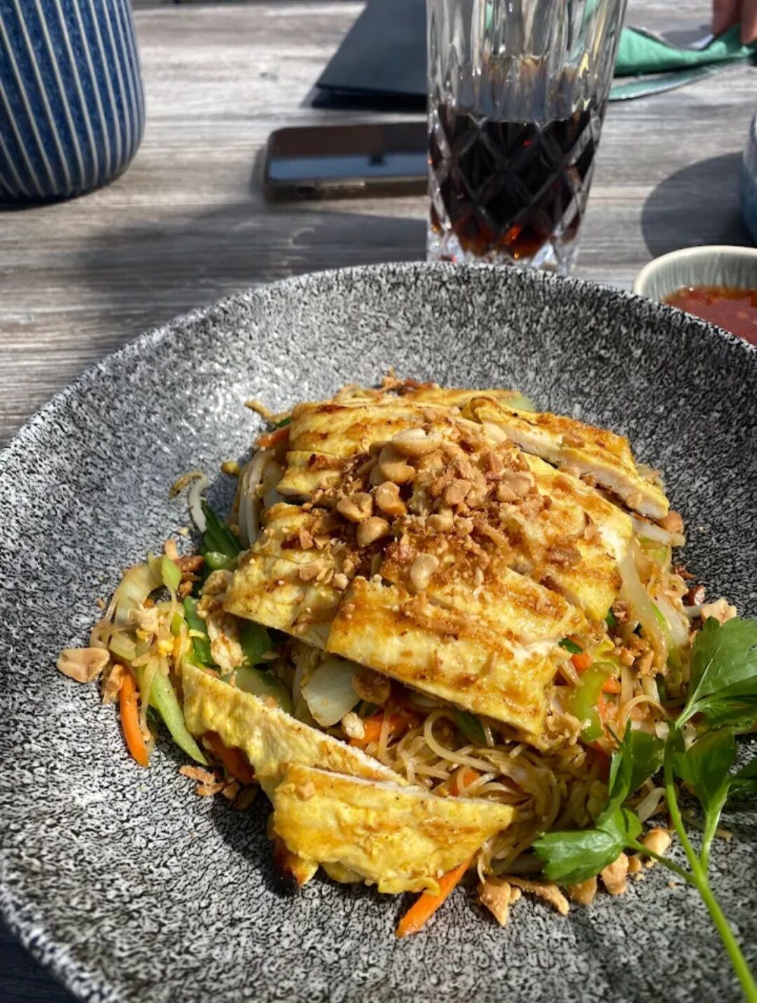 ganz klassisch - gebratene Nudeln mit gegrillter zarter Hähnchenbrust