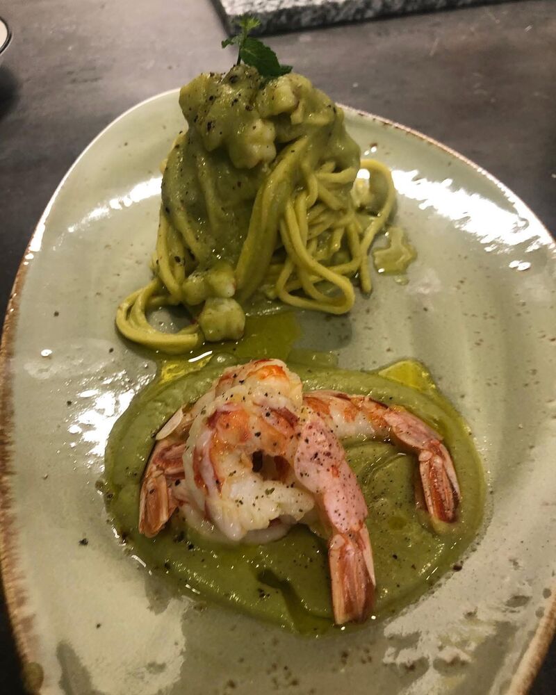 spaghetto al pesto di sedano e gamberi