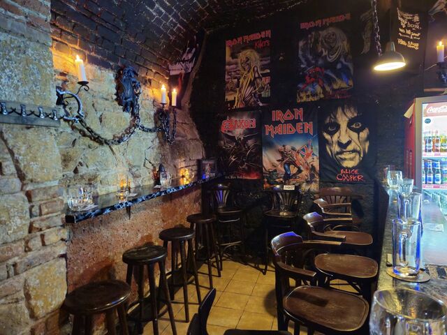 Sezení na baru a za barem