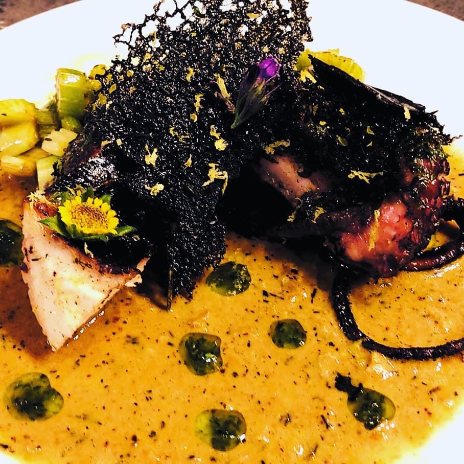 Poulpe à l'étouffé, orange brûlée au piment d'espelette, tuile a l encre de sèche....