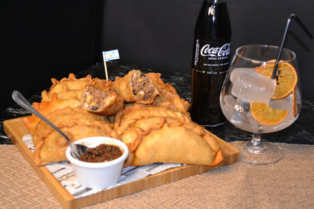 Empanadas argentinas con salsa chimichurri 