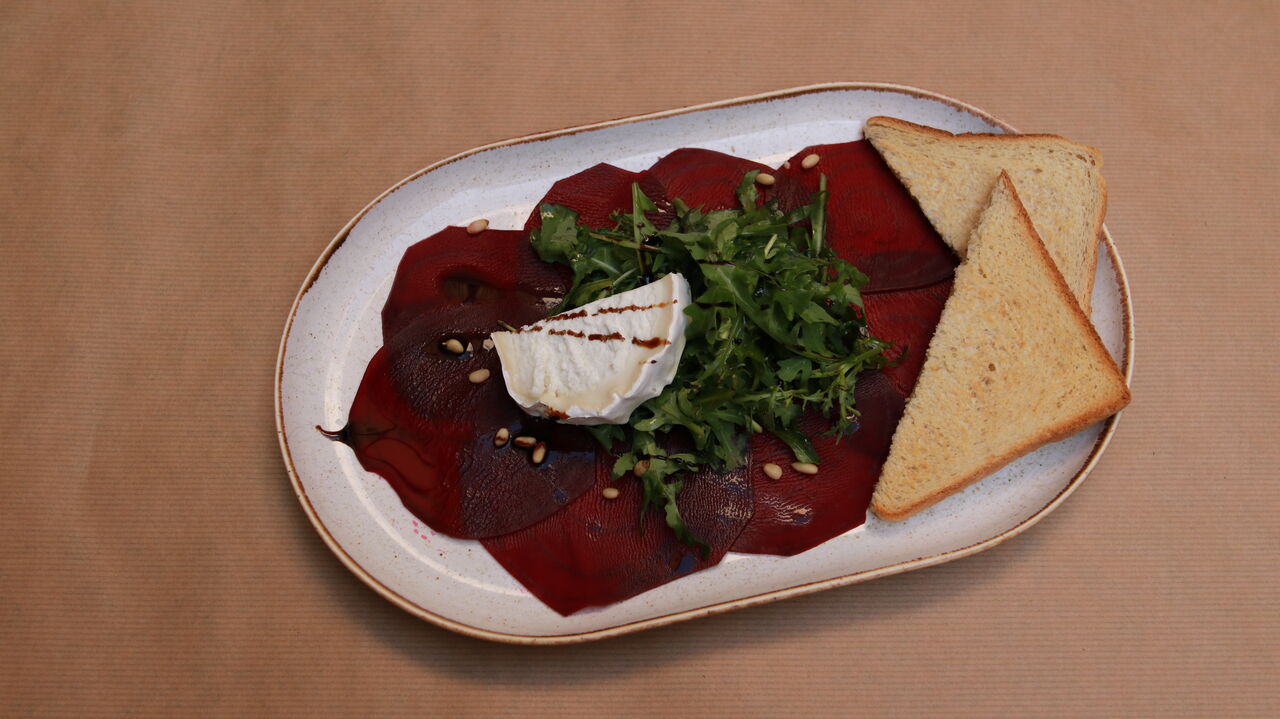 Carpaccio z červené řepy s kozím sýrem a rukolou