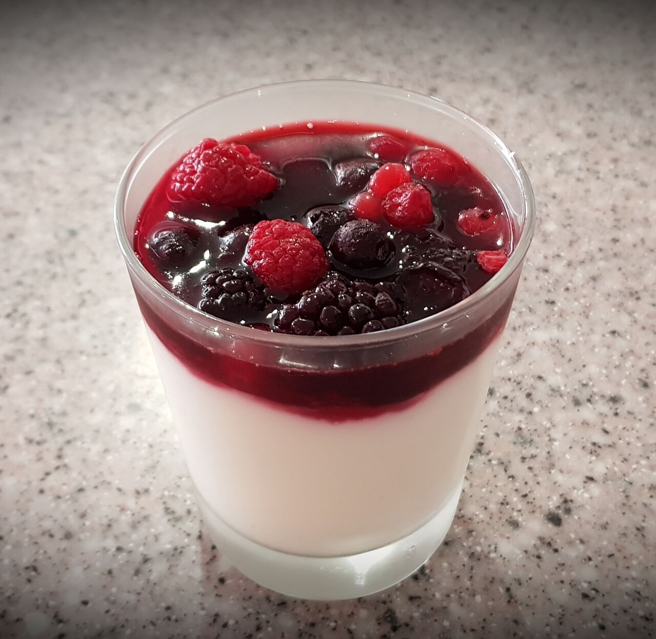 Panna cotta maison et ses fruits rouges